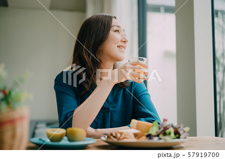 女性　ライフスタイル　食事 57919700