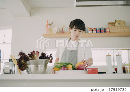 男性　ライフスタイル　料理 57919722