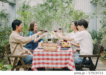 ホームパーティー　テラス　ガーデン 57919723