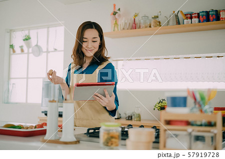 女性　ライフスタイル　料理 57919728