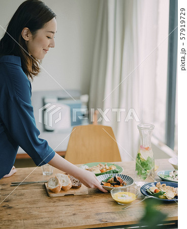 女性　ライフスタイル　食事 57919729