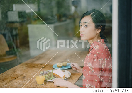 女性　ライフスタイル　食事 57919733