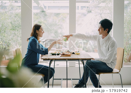 男女　カップル　夫婦　ライフスタイル　食事 57919742