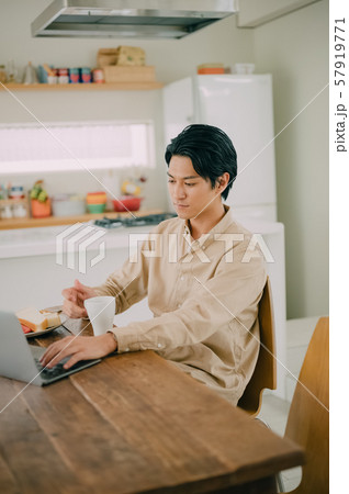 男性　ライフスタイル　食事 57919771