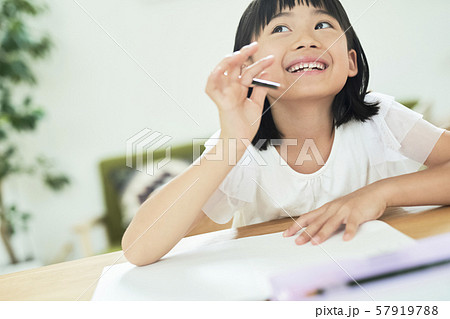 子供 女の子 勉強の写真素材