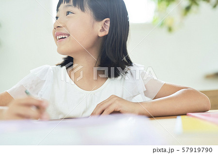 子供 女の子 勉強の写真素材