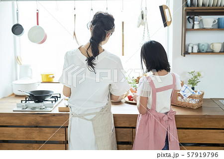 親子　母親　娘　料理 57919796