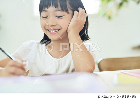 子供 女の子 勉強の写真素材