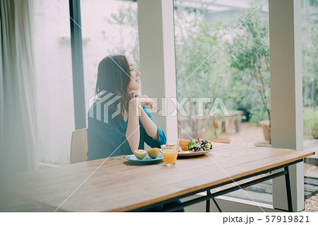 女性 ライフスタイル 食事 女性 ライフスタイル 食事 57919821