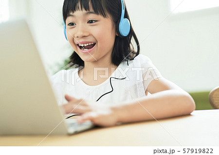 子供　女の子　勉強 57919822