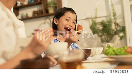 親子　母親　娘　食事 57919833