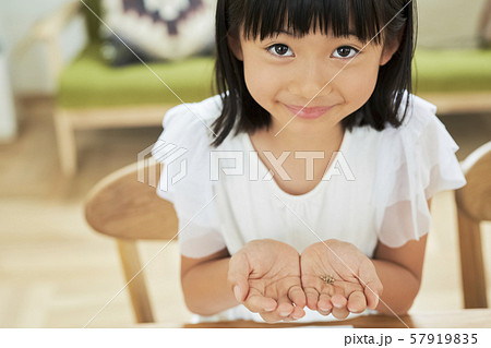 子供　女の子　種 57919835