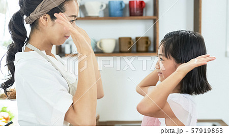 親子 母親 娘 料理 親子 母親 娘 料理 57919863