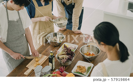 男女　ライフスタイル　料理 57919864