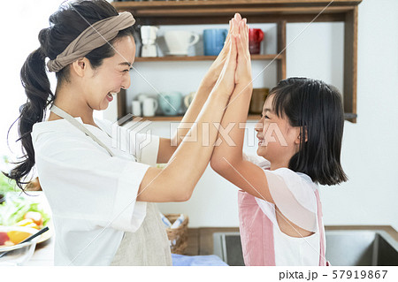 親子　母親　娘　料理 57919867