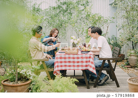 ホームパーティー　テラス　ガーデン 57919868