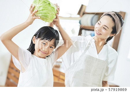親子 母親 娘 料理 親子 母親 娘 料理 57919869