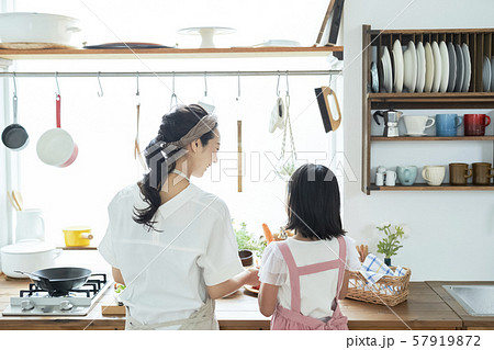 親子 母親 娘 料理 親子 母親 娘 料理 57919872