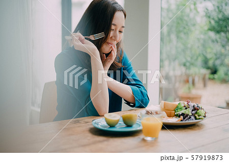 女性　ライフスタイル　食事 57919873