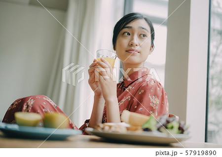 女性 ライフスタイル 食事 女性 ライフスタイル 食事 57919890