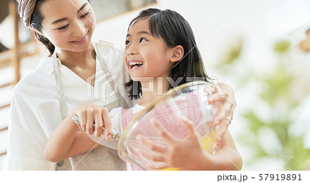 親子 母親 娘 料理 親子 母親 娘 料理 57919891