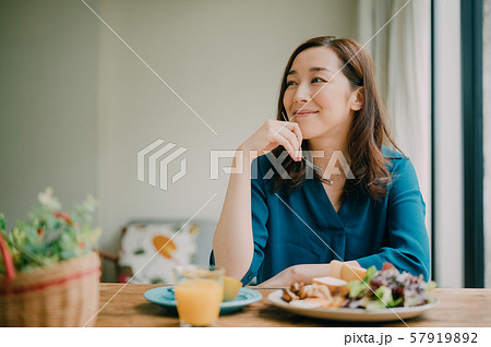 女性　ライフスタイル　食事 57919892