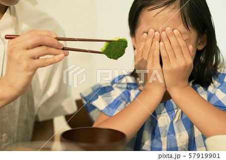 親子 母親 娘 食事 親子 母親 娘 食事 57919901