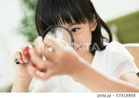 子供　女の子　勉強 57919908