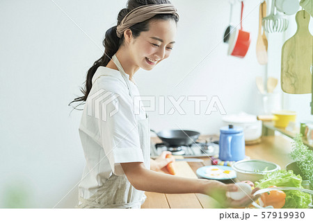 女性　主婦　料理 57919930