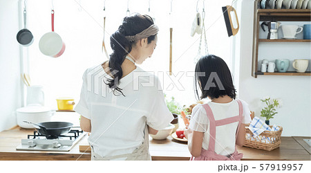 親子　母親　娘　料理 57919957