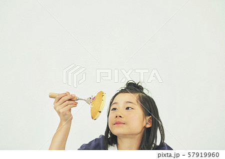 女の子　子供　スイーツ 57919960