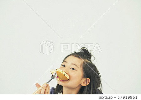女の子　子供　スイーツ 57919961