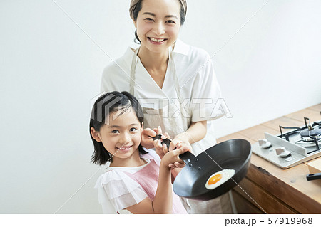 親子 母親 娘 料理 親子 母親 娘 料理 57919968