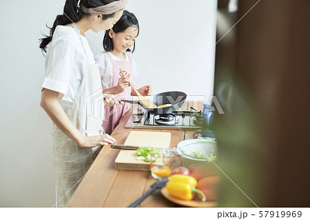 親子 母親 娘 料理 親子 母親 娘 料理 57919969