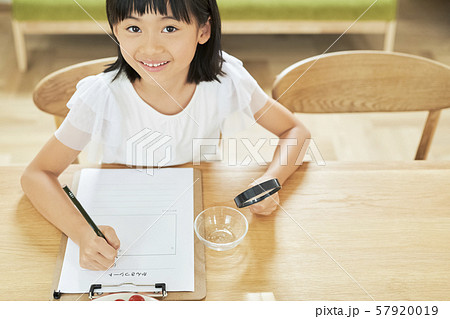 子供　女の子　勉強 57920019