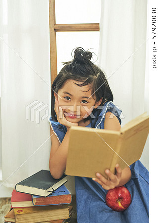 女の子　子供　ライフスタイル 57920030