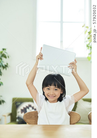 子供　女の子　勉強 57920032