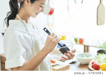 女性 主婦 料理 女性 主婦 料理 57920061