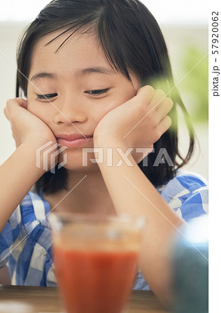 女の子 子供 飲み物 女の子 子供 飲み物 57920062