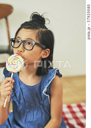 女の子 子供 お菓子 食べるの写真素材