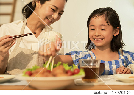 親子 母親 娘 食事 親子 母親 娘 食事 57920136