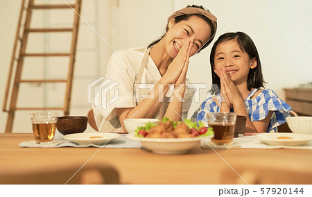 親子 母親 娘 食事 親子 母親 娘 食事 57920144