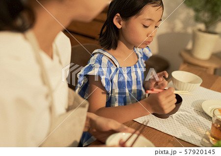 親子　母親　娘　食事 57920145