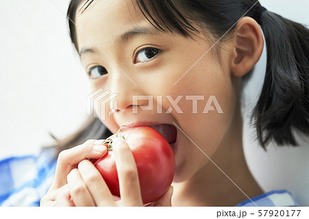 女の子 子供 食べるの写真素材