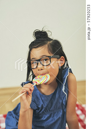 女の子 子供 お菓子 食べる 女の子 子供 お菓子 食べる 57920253