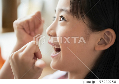 女の子　子供　料理 57920258