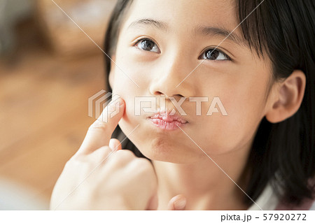 親子　母親　娘　ライフスタイル 57920272