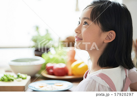 女の子　子供　料理 57920297