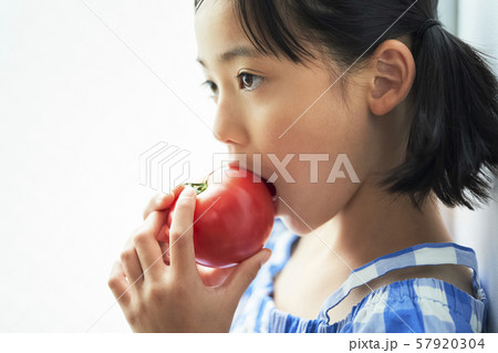 女の子　子供　食べる 57920304