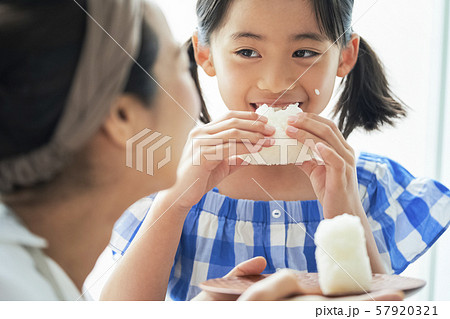 親子　母親　娘　食事 57920321